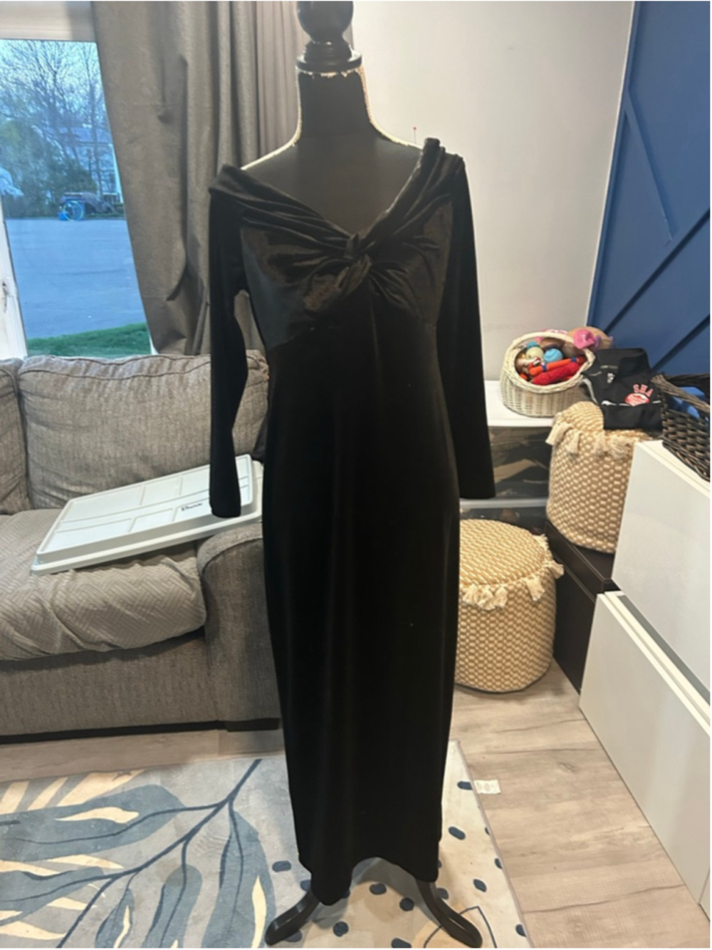 Women's Old Navy Black velvet Long Sleeve Dress M